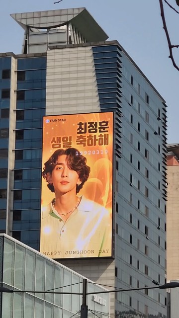 [홍대입구역 옥외 전광판] 