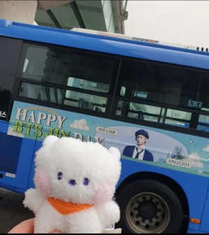 방탄 석진이 해피 jin 데이
지나가는 버스 사진 찍기가 쉽지 않았는데 273버스 종점에서  RJ와 함께 제대로실컷 인증샷 ^^
광고효과 최고이고요. 보는것만으로도 행복하고 감사합니다
