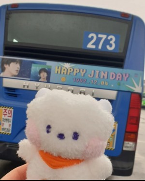 방탄 석진이 해피 jin 데이
지나가는 버스 사진 찍기가 쉽지 않았는데 273버스 종점에서  RJ와 함께 제대로실컷 인증샷 ^^
광고효과 최고이고요. 보는것만으로도 행복하고 감사합니다