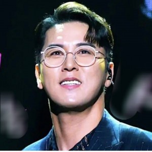 メガネがよく似合うスター