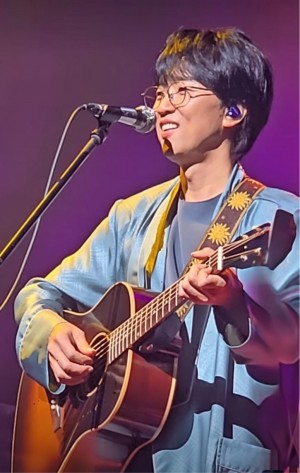 A star who looks good in a muffler