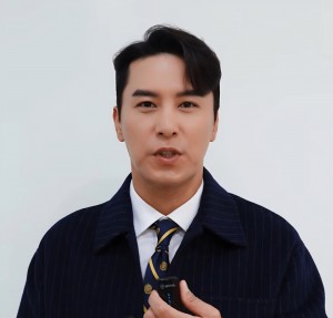 Ngôi sao trông thật tuyệt khi đeo cà vạt