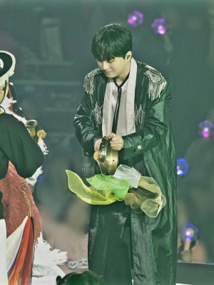 카리스마로 압도하는 스타 