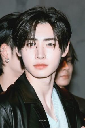 AI 같은 비현실적 외모의 스타 