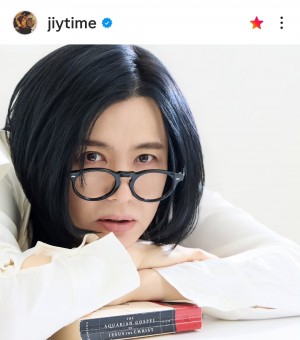 Ngôi sao “mọt sách” nào đeo kính lại càng khiến bạn rung động hơn? 