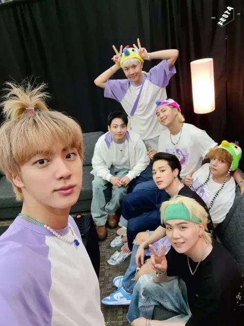 STREAM AND VOTE FOR BTS