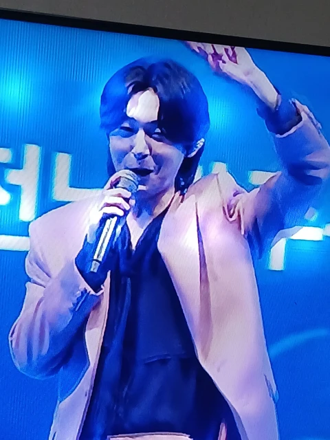 김용빈 가수님 여수섬의날 개막식 앤딩무대 멋진모습 감사해요 너무 늦어서 서두른 느낌이 무대시간이 많이 짧아 아쉬워요 그래도 땀을 적게 흘리는것같아 다행입니다 신곡도 콘서트 전에 나
