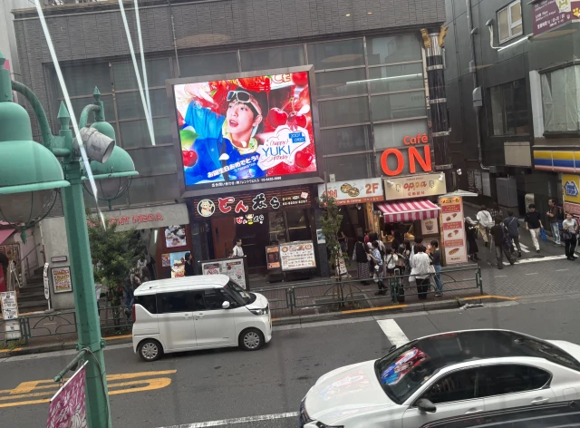 雨の新大久保の街中で、ユウキセンイルが光ってました！車にまで反射してたよ♡
お誕生日おめでとう！