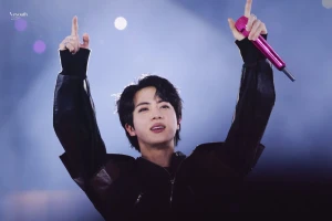 김석진🩶🤍🖤