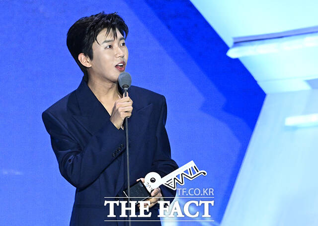 [2026 TMA] '데뷔 10주년' 임영웅, 'TMA 인기상' 영예…팬심 폭발