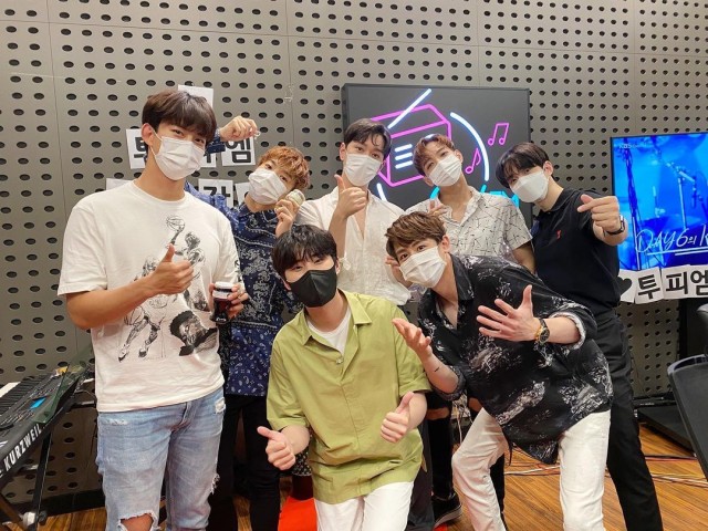 2PM appeared in \'DAY6\'s Kiss the Radio\' as a whole! A friendly summer  night of JYP seniors and juniors!