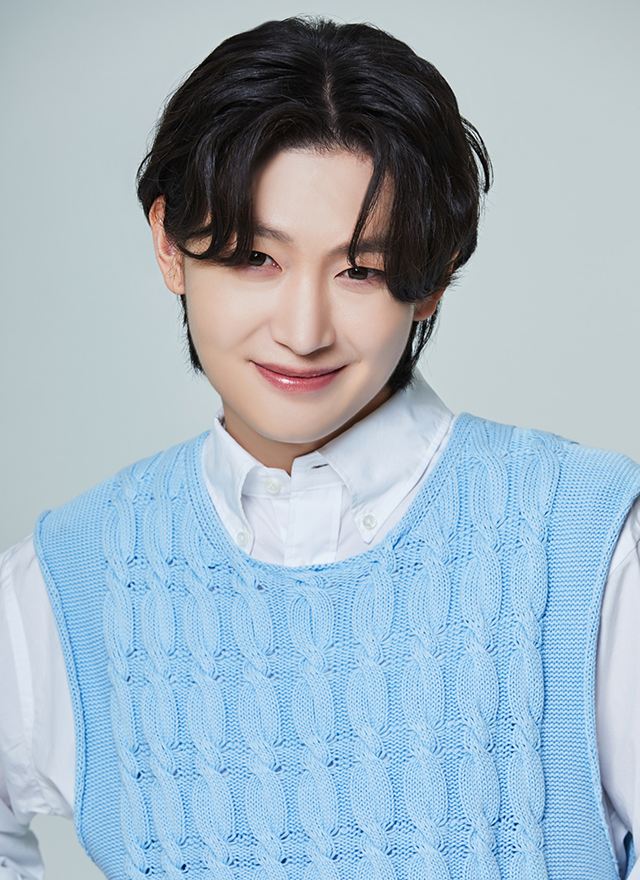 Kim Yongbin đứng đầu bảng Trot Ranking của “FANNSTAR” suốt 40 tuần liên tiếp… tiếp tục lập kỷ lục nhờ sức mạnh fandom