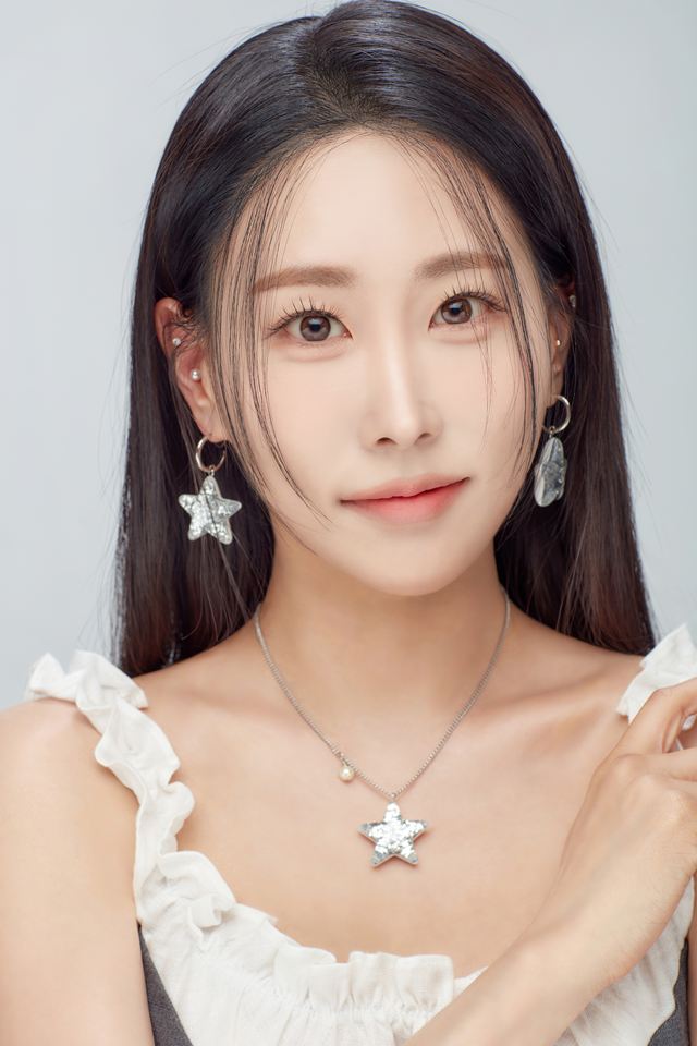 金义英在“FANNSTAR”女明星排行榜实现9周连冠…距离10周纪录仅差1周