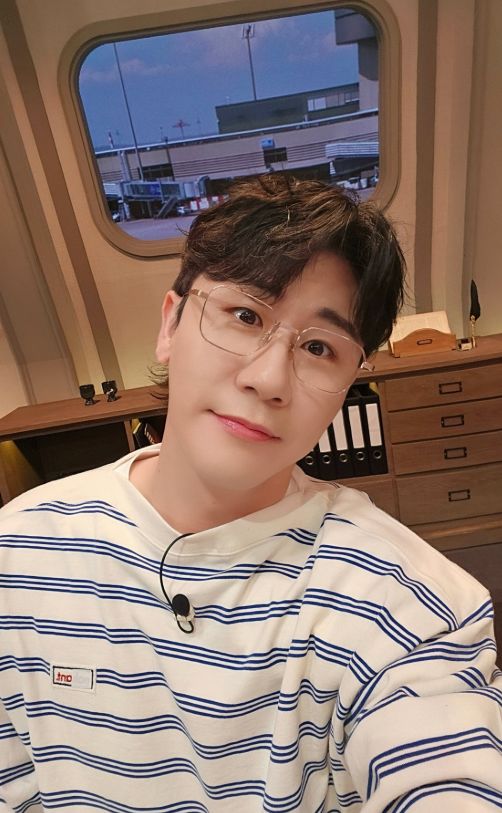 영탁, 귀염뽀짝 뽀글머리에 지성미 폭발