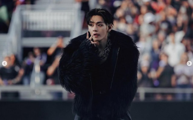 V of BTS Exudes a Lethal ‘Black Fur’ Aura on Stanford Stage... Overwhelming the Stadium with His National Treasure-Class Visuals
