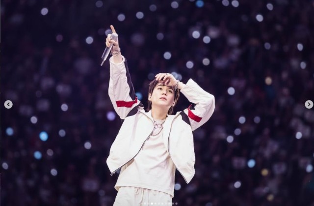 SUGA of BTS Illuminates the Stanford Night Sky with Emotional Hip-Hop... An Unrivaled Aura Amidst a Galaxy of Lights