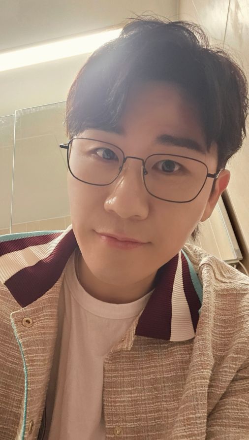 Young Tak Radiates Intellectual and Dashing Visuals in Sharp Glasses