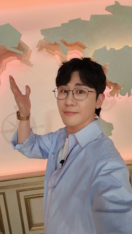 Young Tak Shares Warm Greetings in Glasses, Radiating Refreshing 'Dashing Visuals'