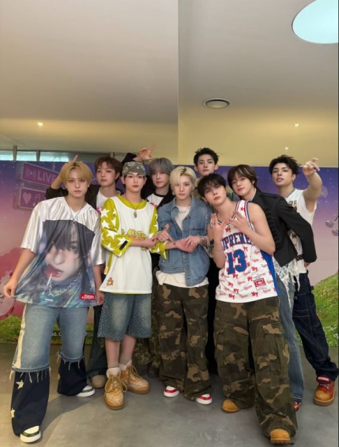 &TEAM Radiates 9-Member, 9-Color Refreshing Aura at Weverse Con Festival… Proving Their Global Trend Status