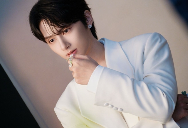 세븐틴 준, '순백의 남신' 비주얼…비현실적 조각 미모