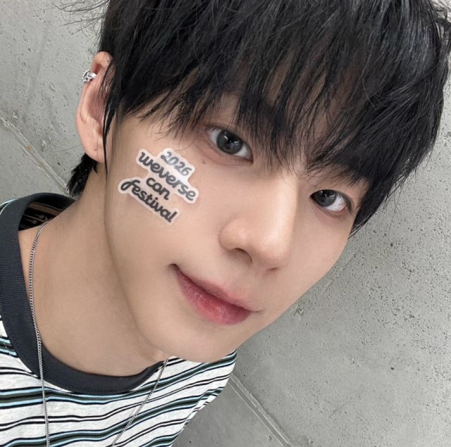 AHOF's Seo Jung-woo Showcases Fairy-Like Visuals That Heated Up the First Stage of Weverse Con Festival