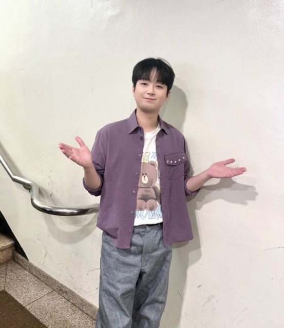 이찬원, 퍼플 셔츠+곰돌이 티셔츠로 완성한 ‘남친룩’…남다른 청량 비주얼
