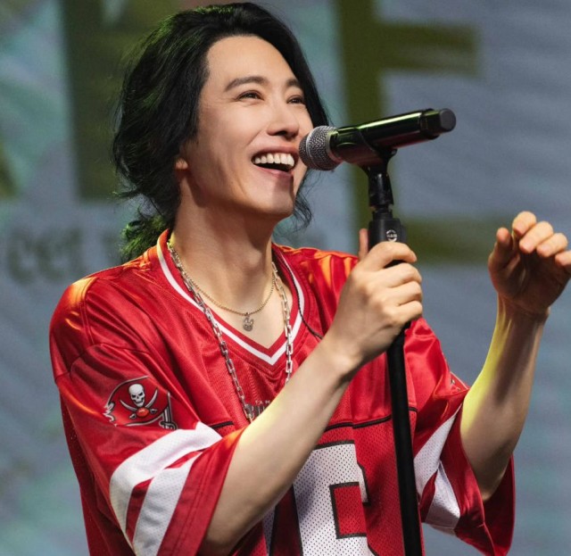 양준일, '원조 패셔니스타'의 청량한 미소