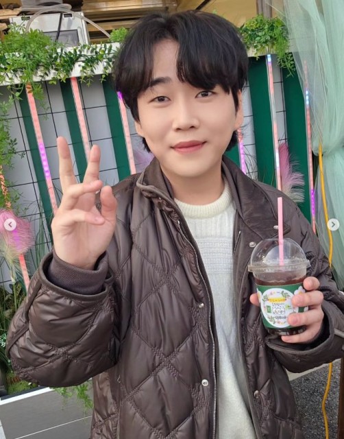 Hwang Young-woong's Fan Cafe 'Paradise' Serves Warm Meals to 1,000 Underprivileged Neighbors