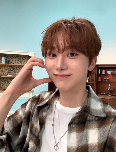 SEVENTEEN’s Seungkwan Captures Fans' Hearts with a Sweet Cheek Heart… Perfectly Pulls Off a Plaid Shirt