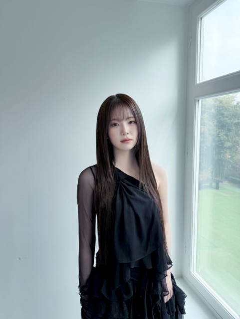 NiziU Ayaka Showcases Alluring Vibe in Black Dress… A Goddess Descends