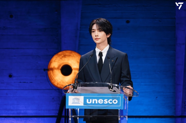 SEVENTEENのジョシュアパリユネスコの演壇に立つ圧倒的なスーツ姿と知的なビジュアル
