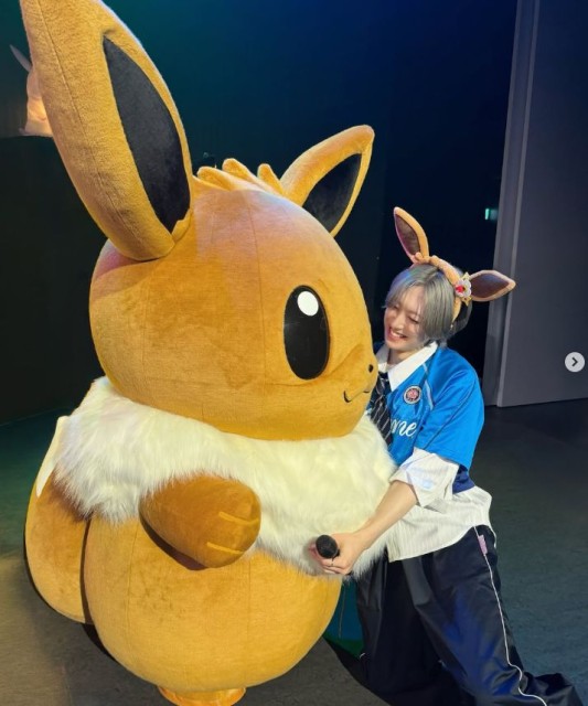 TEAMフマイーブイのぬいぐるみを抱きしめ無垢な笑顔ファンの心を狙い撃ちするイーブイボーイ