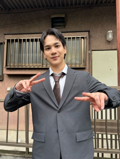 JO1's MAMEHARA ISSEI Encourages Fans to Watch Japanese Drama 'The Couple and the 16-Year-Old'… Showing Off Dapper Looks in a Suit