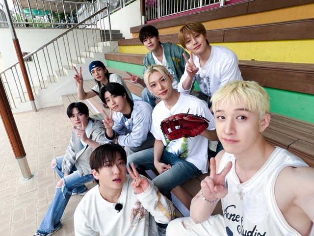 Stray Kids Shares a Refreshing Group Photo from Busan: 