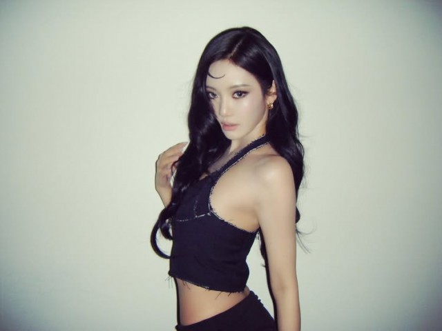 All-black Ningning, showing off a chic charm with a charismatic pose