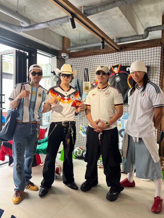 はは、サッカーユニフォームを着てVサイン...「Mapo Sheriff」変身