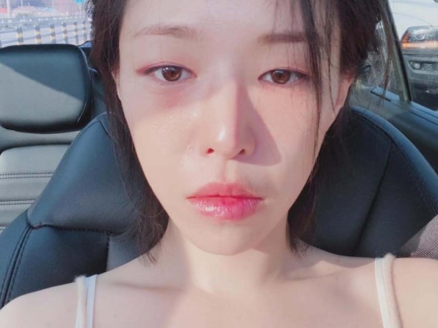 가인, SNS서 안경+민소매 '수수한 근황'...팬들과 소통
