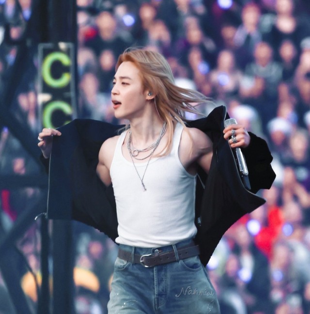 Jimin captivates fans with a 'powerful performance' on the first day of the Stanford World Tour