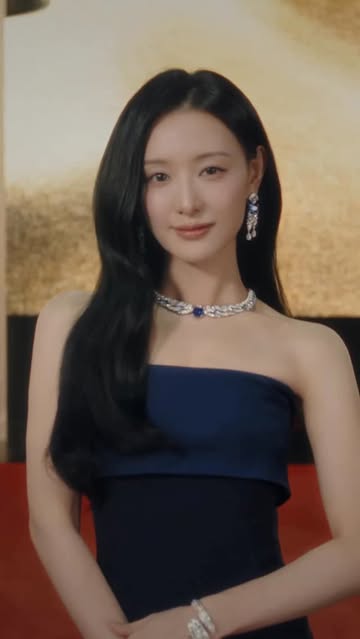 金智媛在宝格丽高级珠宝活动中展现耀眼风采......海军蓝礼服尽显优雅