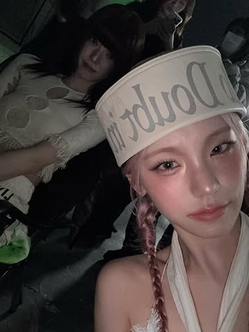 艺智,白色连衣裙配红色辫发,散发强烈气场