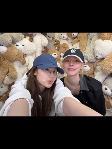 萨娜,镜子前比出V字手势......日常中闪耀的美貌