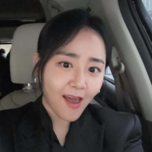 文根英,出席导演剪辑奖......通过西装自拍展示改变后的外貌