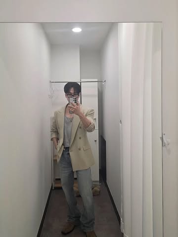 창빈, 베이지 블레이저에 청바지 차림 일상 공개...세련된 스타일링 눈길