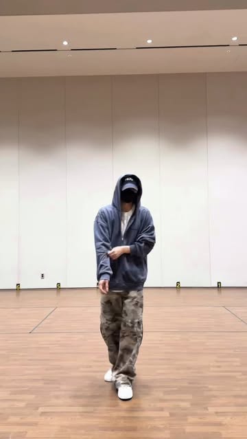 정한, 회색 후드티에 카모 바지로 편안한 일상...