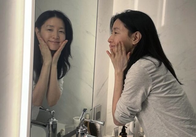 이영애, 뉴욕서 일상 공개...50대에도 빛나는 외모 '눈길'