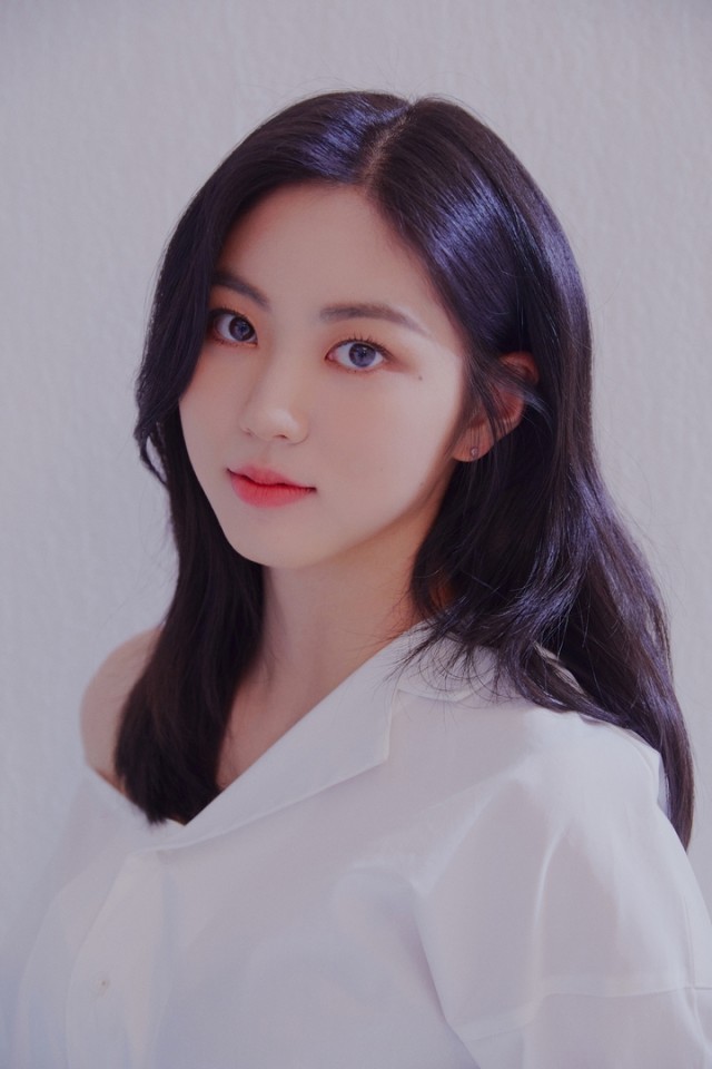 권은빈, 큐브엔터 전속계약 종료...연예계 활동 중단 선언