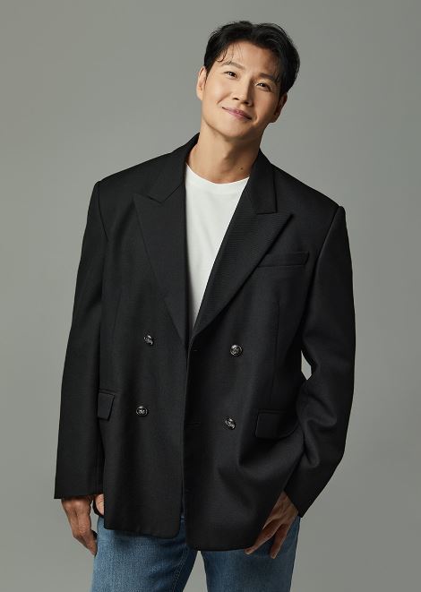 김종국, 흑백 미소 새 프로필 공개...공식 SNS 오픈 알림