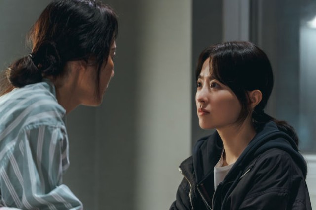 '골드랜드' 박보영, 금괴 두고 가족 위해 위험 감수...문정희·김성철과 현실감 열연