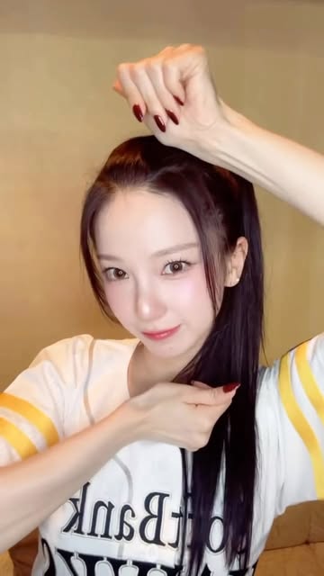 Kep1er 崔有真,清纯魅力爆发......白T恤配长直发