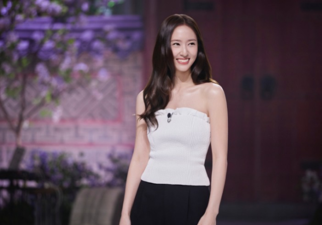 크리스탈, 'SNL 코리아' 첫 라이브 코미디 도전 성공...'애드리브·과감 연기+제시카와 케미' 눈길